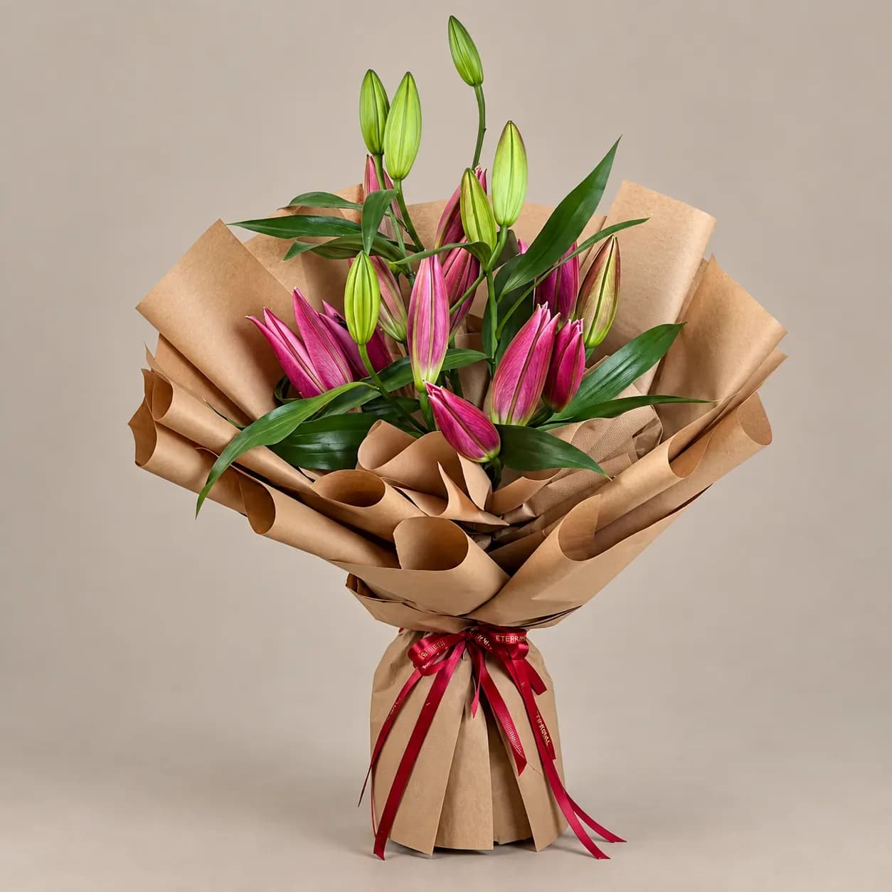 دسته گل لیلیوم عنابی غنچه — دسته گل لیلیوم عنابی غنچه